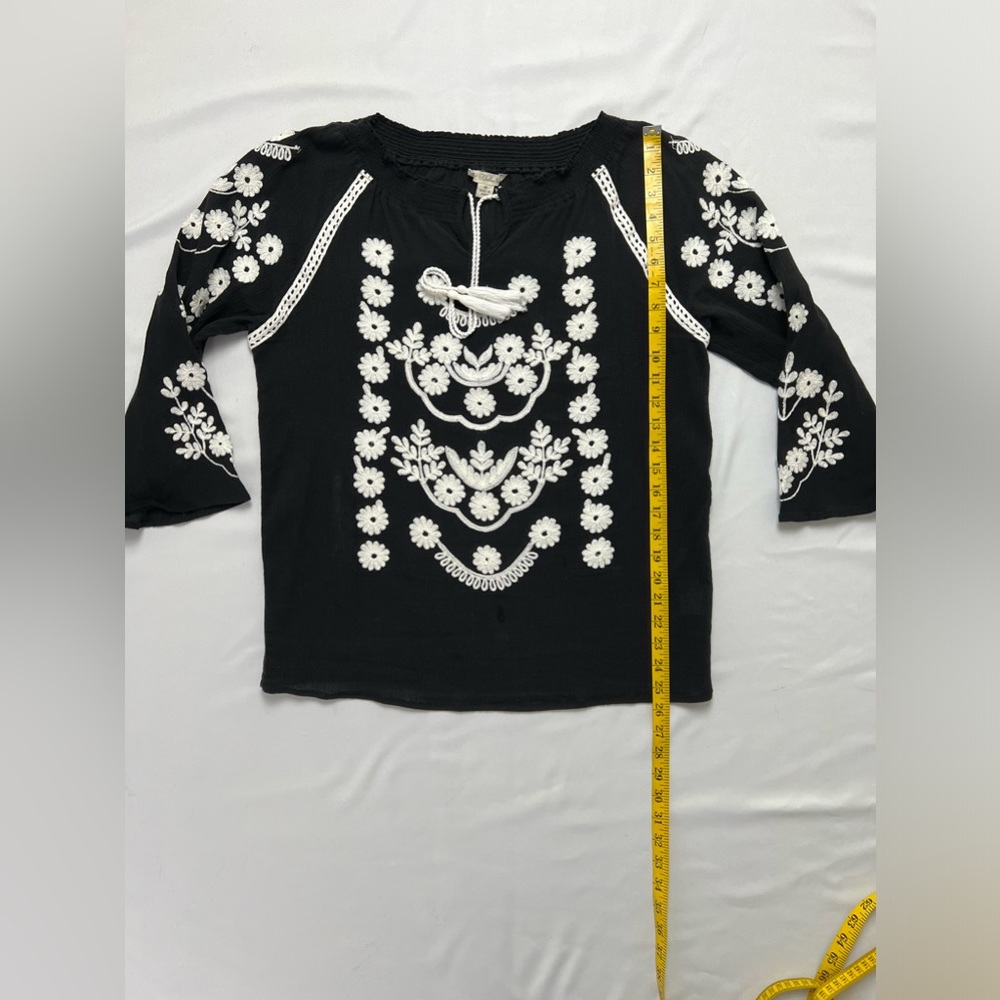 KC Khakis & Co Black & White Embroidered Boho Top - Picture 11 of 13